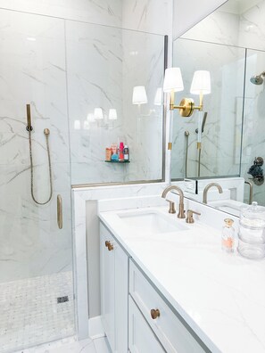 Douche, sèche-cheveux, serviettes fournies, savon