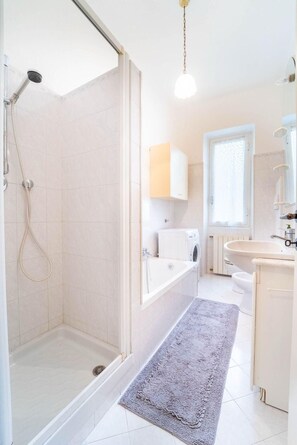 Haartrockner, Bidet, Handtücher, Seife
