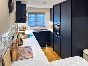 Oppvaskmaskin og høy barnestol