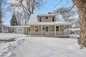 Exterior - Lakeside Serenity, Peace, and Tranquility in Madison! (Madison)