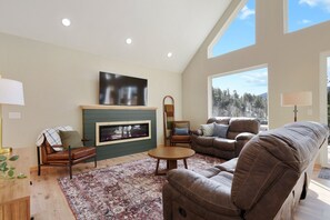 Smart-TV, peis og bøker