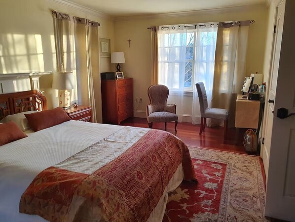 4 bedrooms, iron/ironing board, WiFi, bed sheets