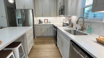 Kühlschrank, Ofen, Herdplatte, Geschirrspüler