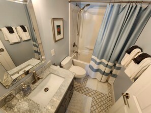 Shower, hair dryer, towels, soap - Bloom Bungalow // Charming 2-bedroom house, pet friendly, 7 blks to Mayo Clinic (Rochester)