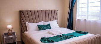 Monarch Suites 2-BR w/ Lake view, near Hyrax Hill, free parking, Self Check-In