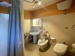 Een douche, een haardroger, handdoeken