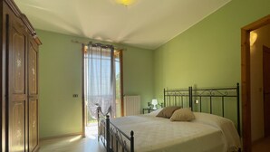 Ein Schlafzimmer mit einem Bett, einem Nachttisch, einer Lampe und einem Kleiderschrank.