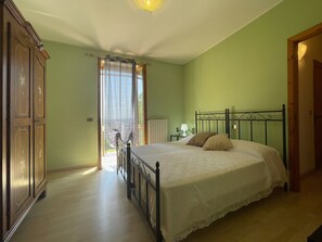 2 slaapkamers, een strijkplank/strijkijzer, gratis wifi, beddengoed