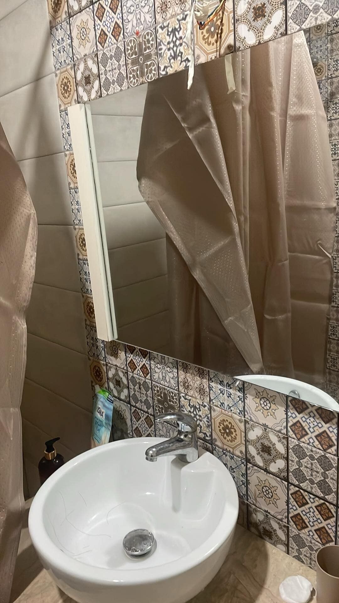 Sèche-cheveux, serviettes fournies, savon, papier toilette