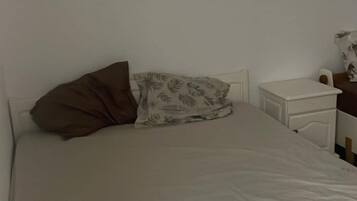 2 slaapkamers, een strijkplank/strijkijzer, wifi, beddengoed