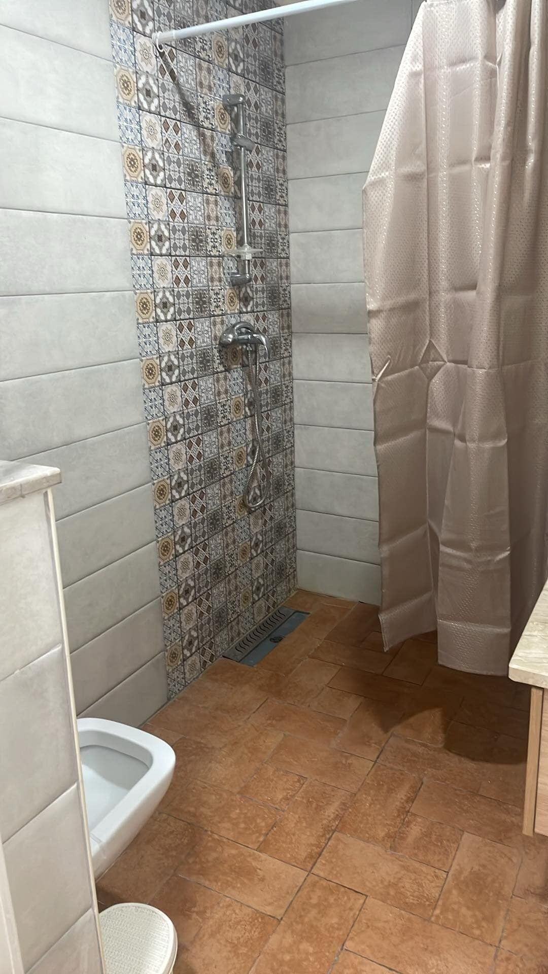 Secador de pelo, toallas, jabón y papel higiénico
