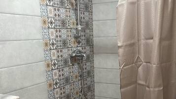 Secador de pelo, toallas, jabón y papel higiénico