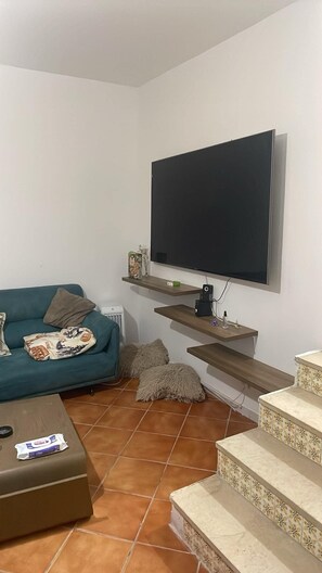 TV - Waterfront apartment in Monastir marina (Monastir)