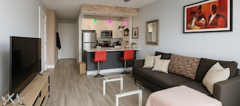 Luxuriöses zweistöckiges Penthouse in Brooklyn mit Balkon und privater Terrasse