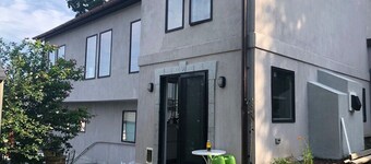 Charming 2-mini bedrooms apartment with AC, WiFi in fabulous Greenwich