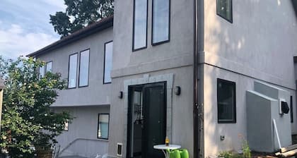 Charming 2-mini bedrooms apartment with AC, WiFi in fabulous Greenwich