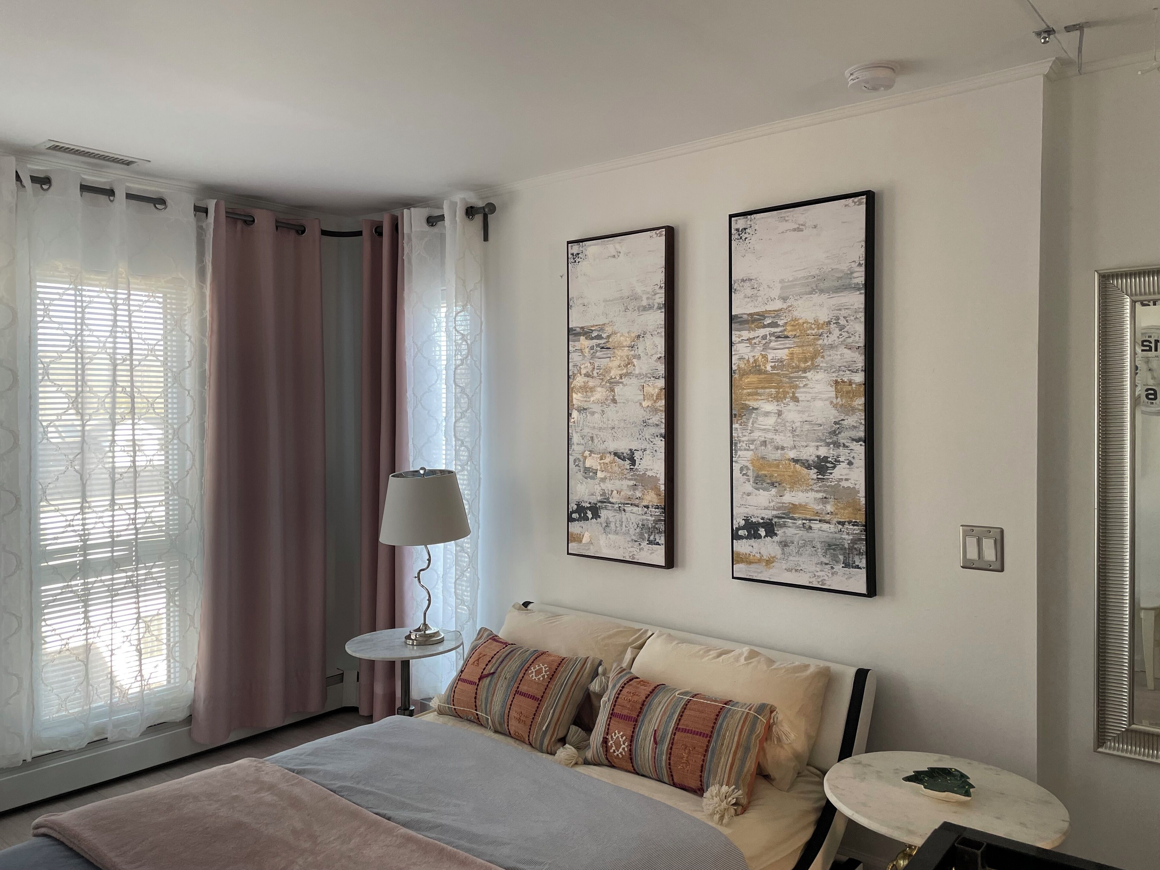 2 chambres, coffre-fort, bureau, fer et planche à repasser