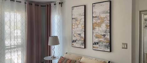 2 chambres, coffre-fort, bureau, fer et planche Ă repasser