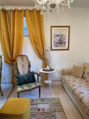 Una Smart TV, una chimenea, libros