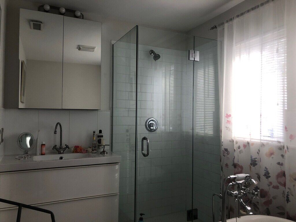 Sèche-cheveux, serviettes fournies, savon, shampoing