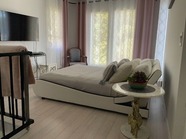 2 habitaciones, caja de seguridad en la habitación y escritorio