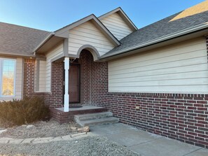 Exterior detail - Charming 4-bedroom house with AC, WiFi. 10 mins to WSU (Kechi)