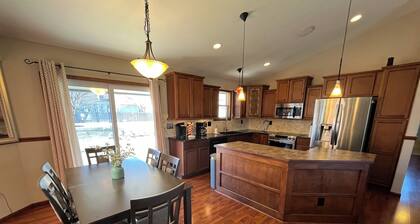 Charming 4-bedroom house with AC, WiFi. 10 mins to WSU