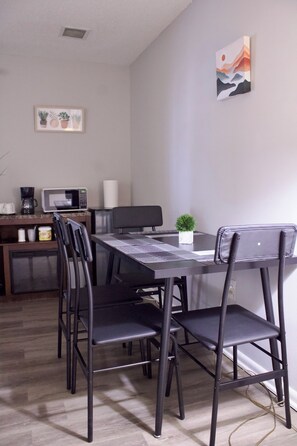 Dining - SHADOW WOOD - King Size Private Suite Sleeps 4, Near Universal, I-Drive, Disney (Pine Hills)