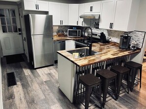 冷蔵庫、電子レンジ、オーブン、コンロ