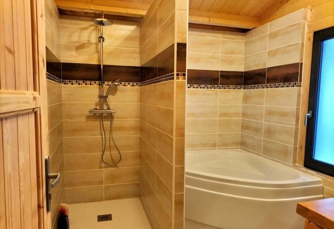 Haartrockner, Bidet, Handtücher, Seife