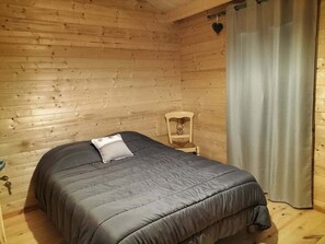 3 bedrooms, travel cot, WiFi, bed sheets