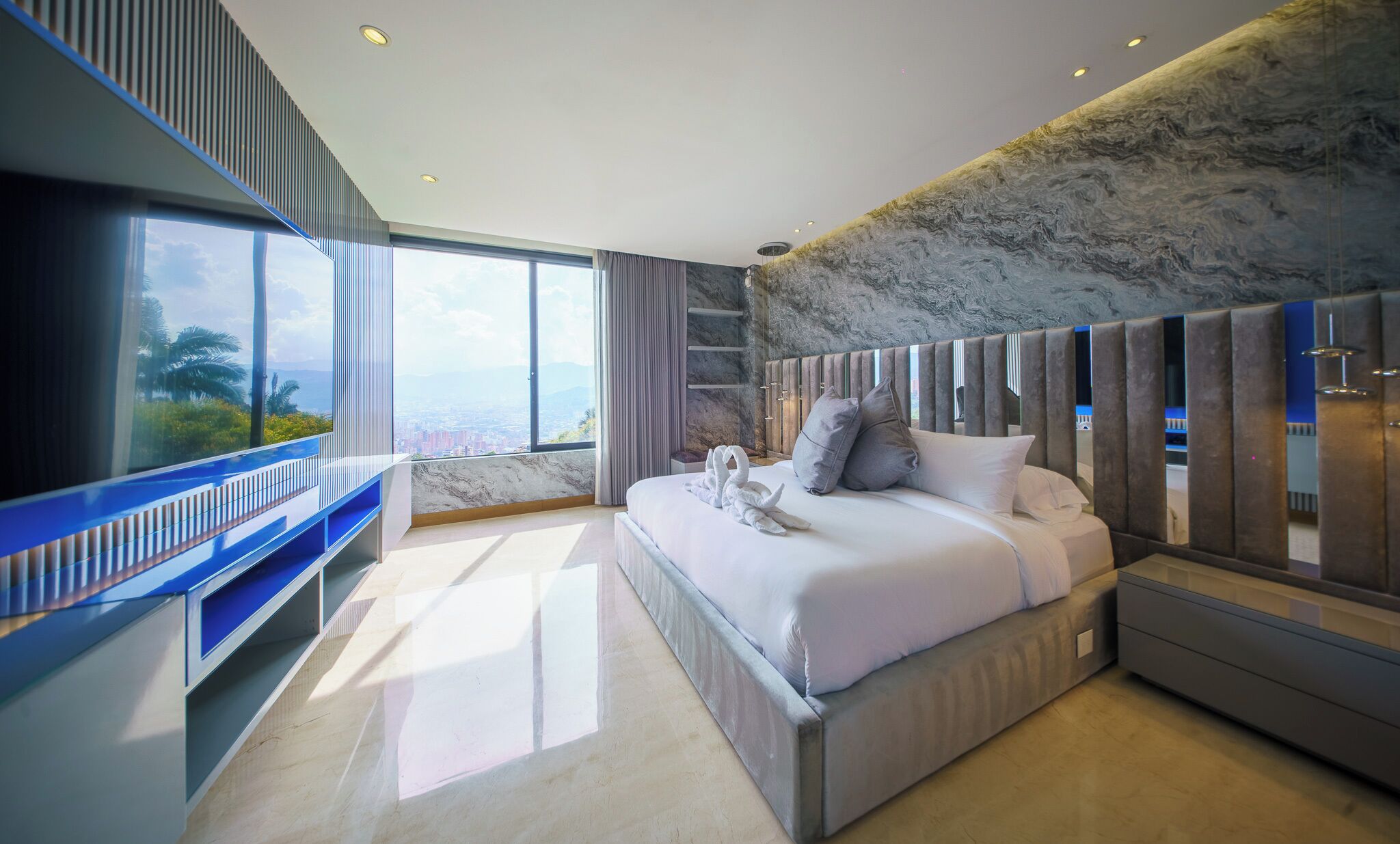 6 Schlafzimmer, Zimmersafe, Schreibtisch, Bügeleisen/Bügelbrett