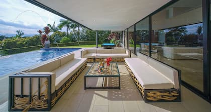 Luxury Entertainment Mansion - 6 Bedroom, Heated Pool, Jacuzzi, Gym, Maid/Cook