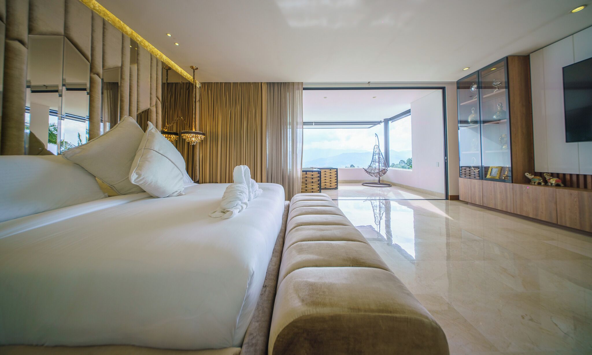 6 chambres, coffres-forts dans les chambres, bureau