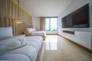 6 Schlafzimmer, Zimmersafe, Schreibtisch, Bügeleisen/Bügelbrett