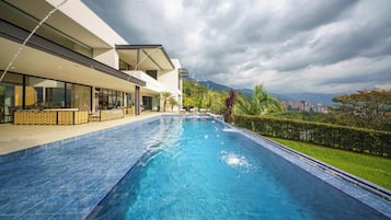 Una piscina al aire libre, una piscina climatizada