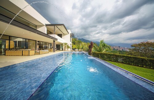 Luxury Entertainment Mansion - 6 Bedroom, Heated Pool, Jacuzzi, Gym, Maid/Cook