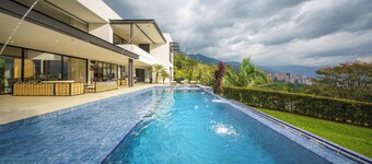 Luxury Entertainment Mansion - 6 Bedroom, Heated Pool, Jacuzzi, Gym, Maid/Cook