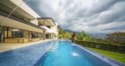 Luxury Entertainment Mansion - 6 Bedroom, Heated Pool, Jacuzzi, Gym, Maid/Cook