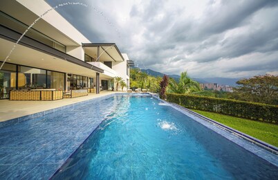 Luxury Entertainment Mansion - 6 Bedroom, Heated Pool, Jacuzzi, Gym, Maid/Cook