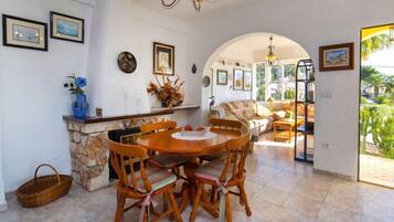 Casa, 3 dormitoris, terrassa | Servei de restauració