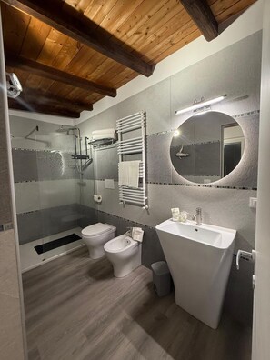 Værelse til 4 personer | Badeværelse | Bruser