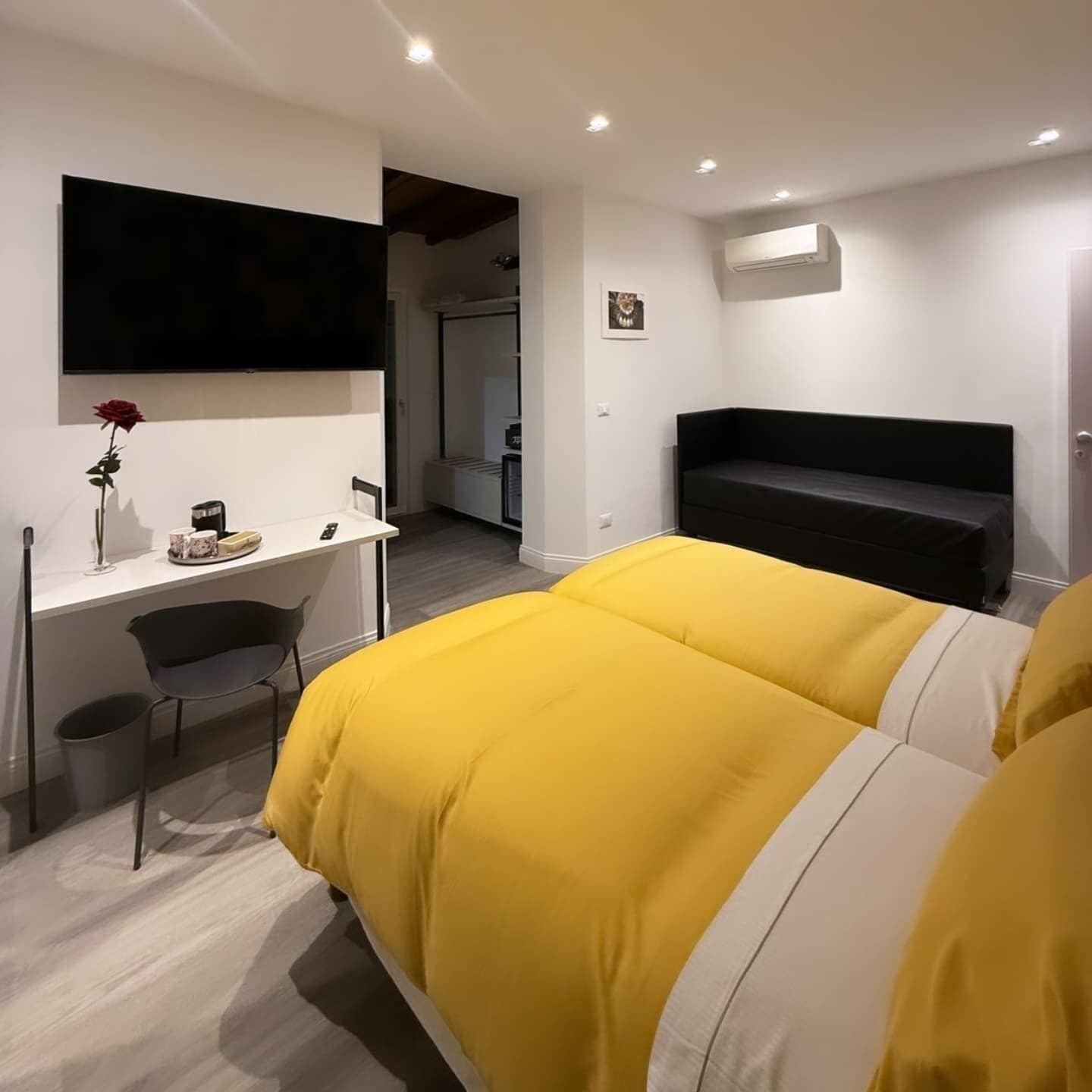 Une chambre à coucher moderne avec un grand lit, un bureau et une chaise.