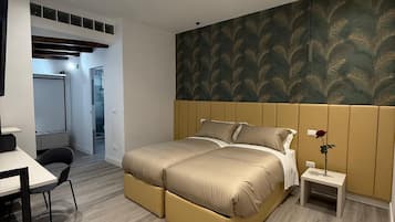 FyrbÀddsrum | VÀrdeförvaringsskÄp pÄ rummet, skrivbord och arbetsyta för laptop