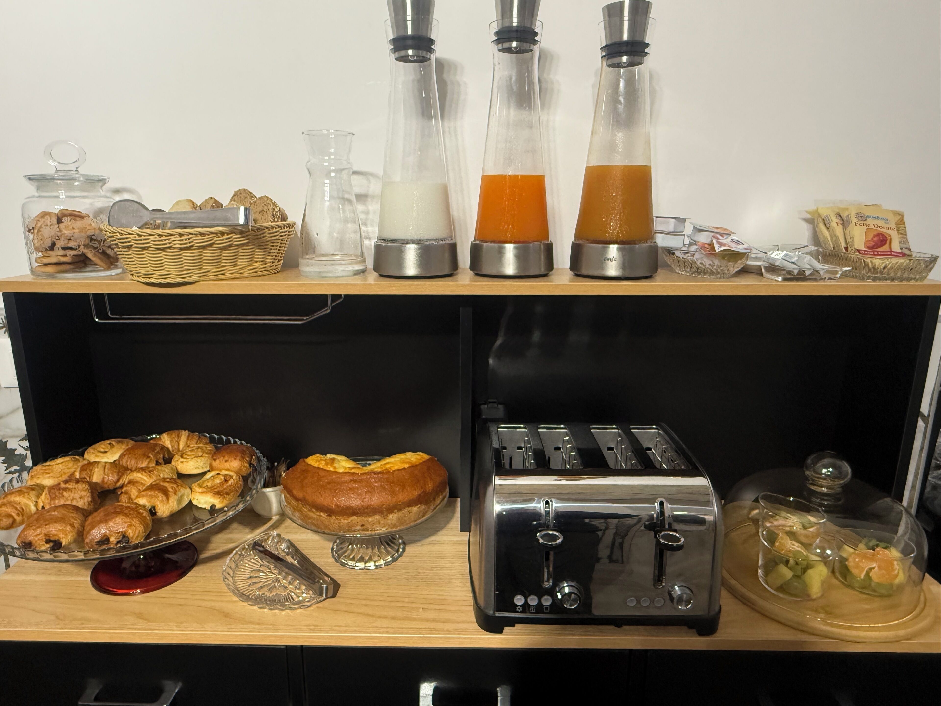 بوفيه فطور يوميًا بتكلفة قدرها (15 EUR للشخص)