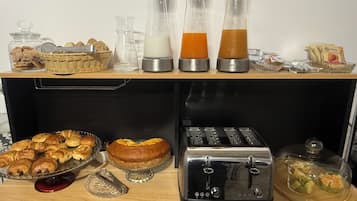 بوفيه فطور يوميًا بتكلفة قدرها (15 EUR للشخص)