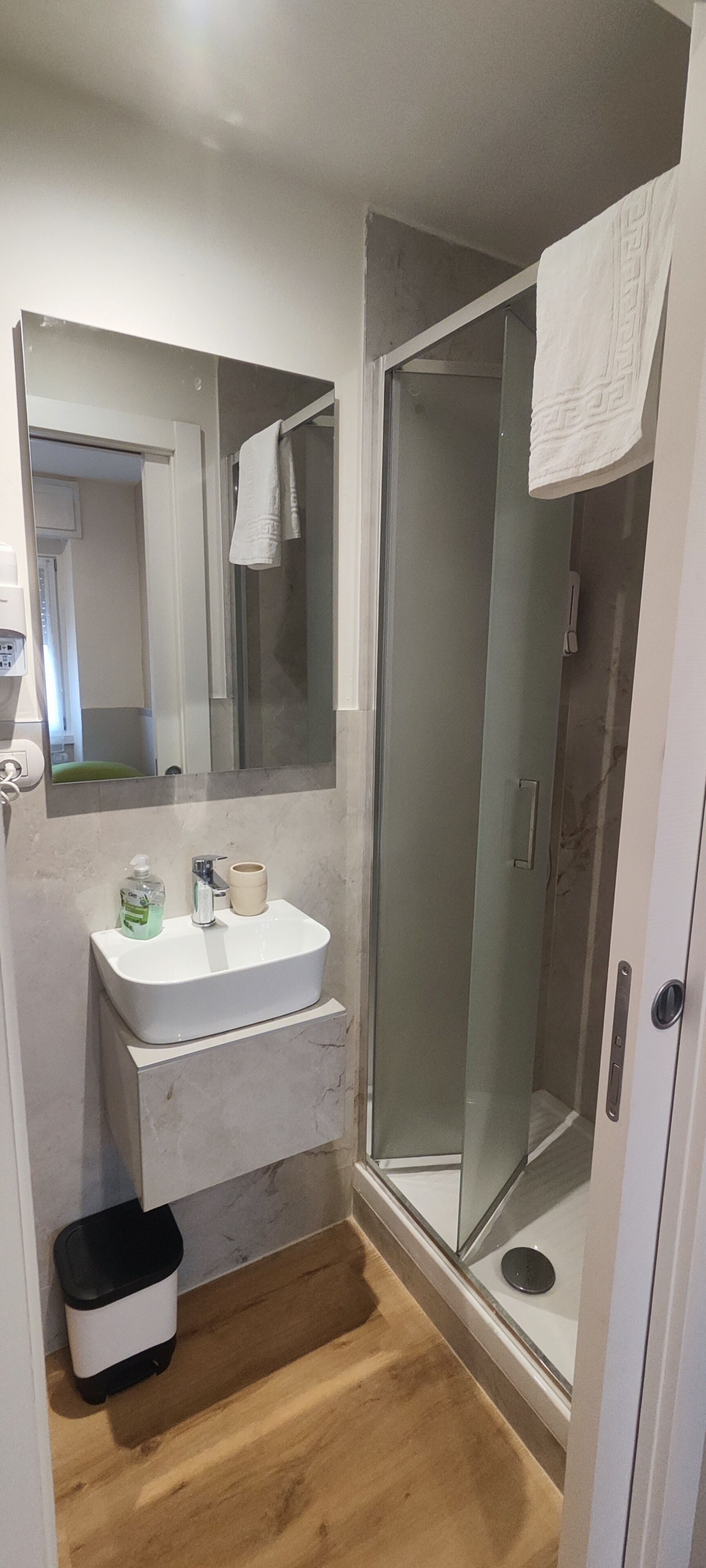 Singola Classic | Bagno | Doccia, soffione a pioggia, asciugacapelli, asciugamani