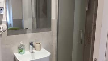 Singola Classic | Bagno | Doccia, soffione a pioggia, asciugacapelli, asciugamani