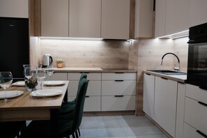 Réfrigérateur, four, plaque de cuisson, lave-vaisselle