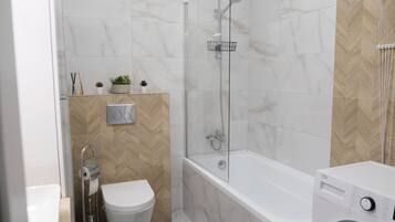 Asciugacapelli, asciugamani, sapone, shampoo